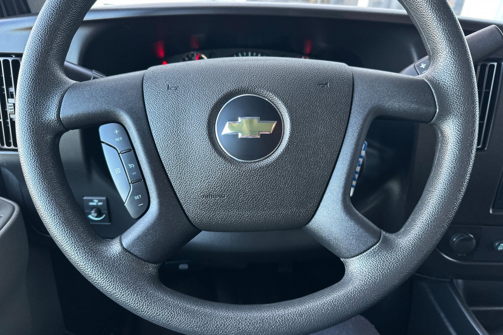 2023 Chevrolet Express Passenger 3500 1LS