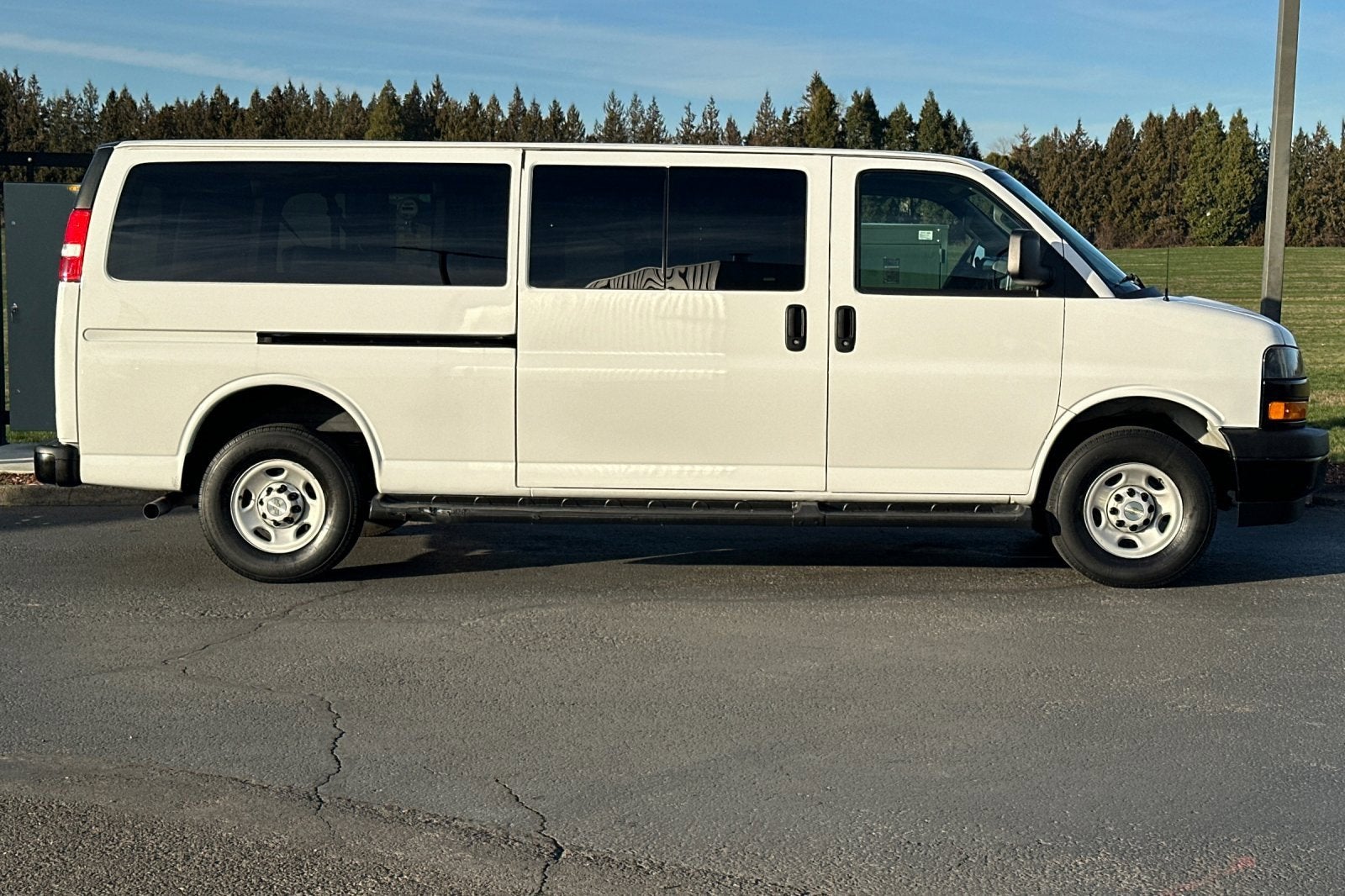 2023 Chevrolet Express Passenger 3500 1LS