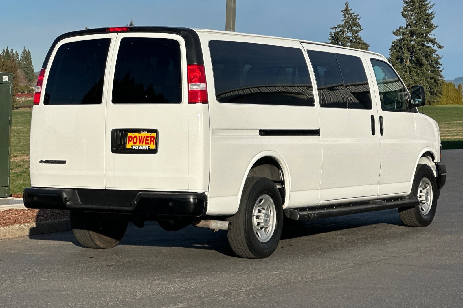 2023 Chevrolet Express Passenger 3500 1LS