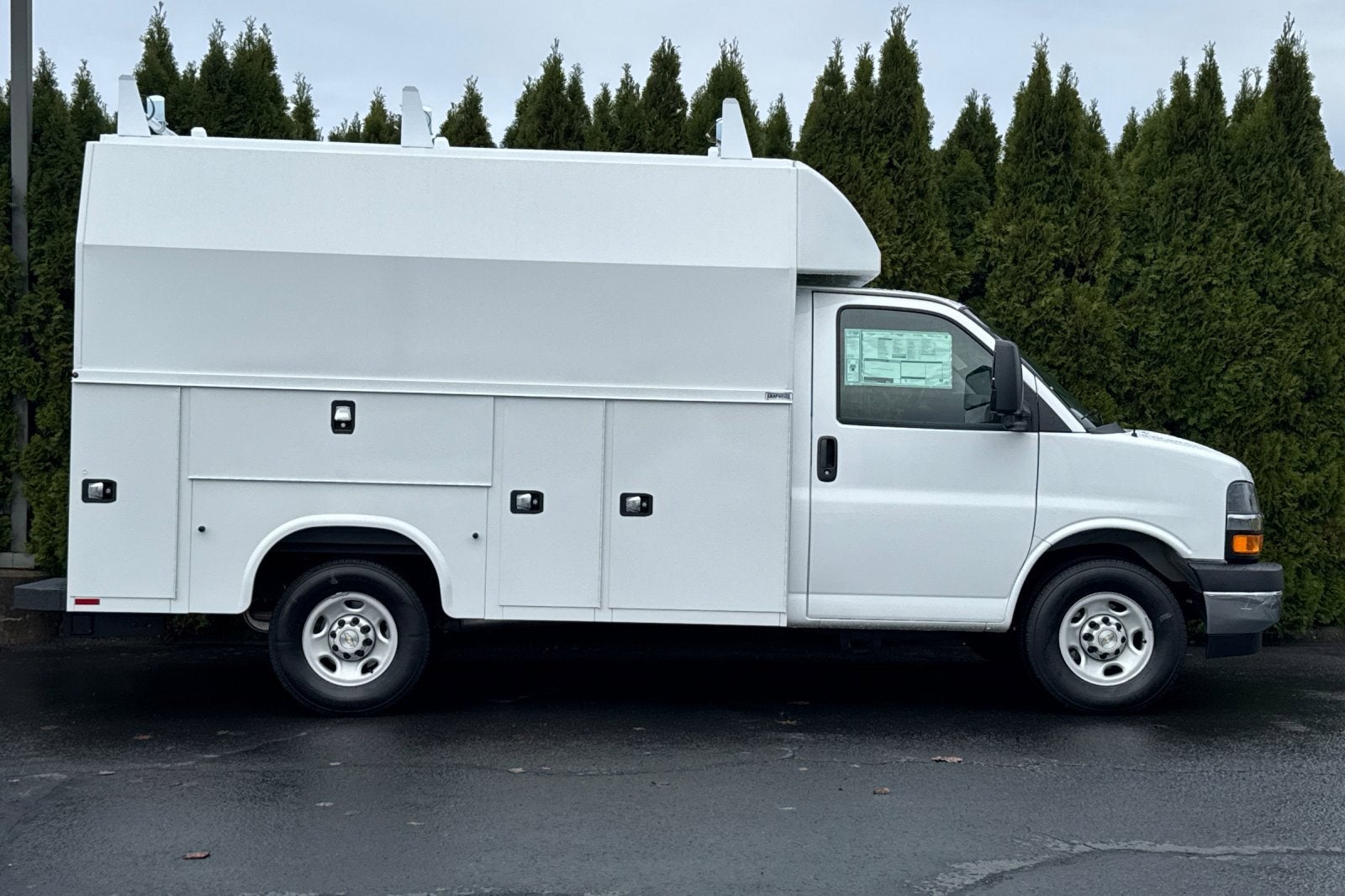 2025 Chevrolet Express Cutaway 3500 1WT