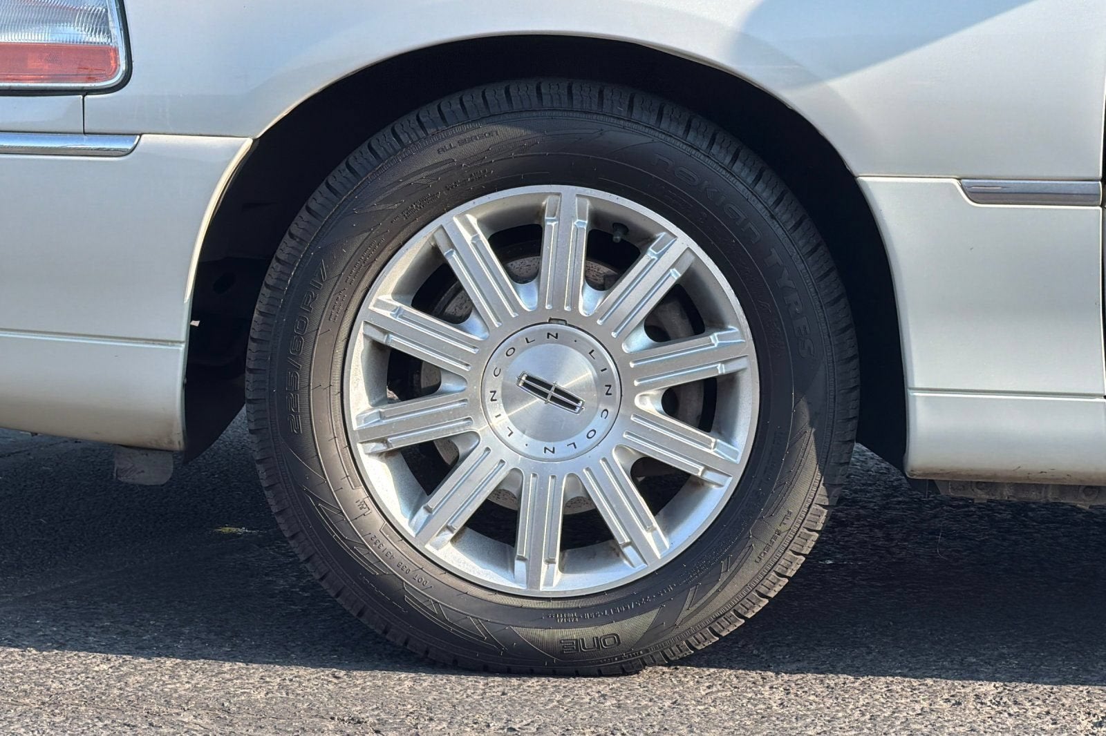 2006 Lincoln Town Car Signature Limited
