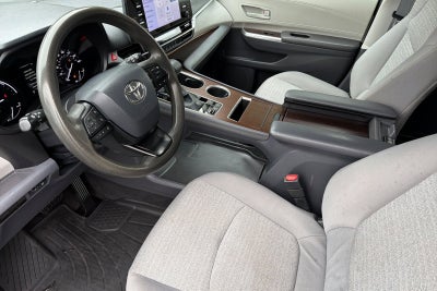2022 Toyota Sienna LE