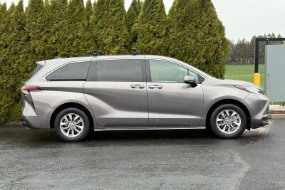 2022 Toyota Sienna LE