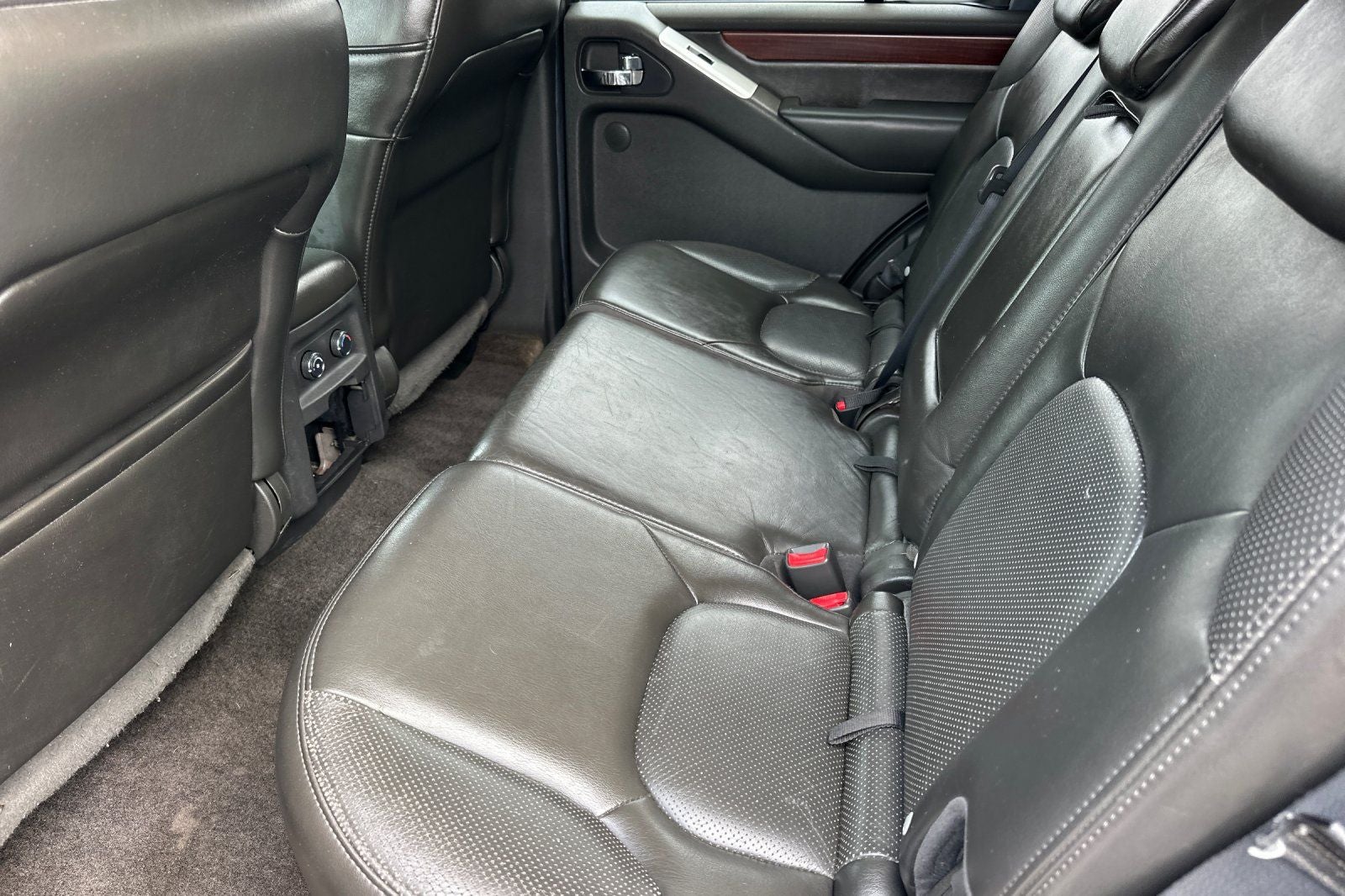 2011 Nissan Pathfinder LE