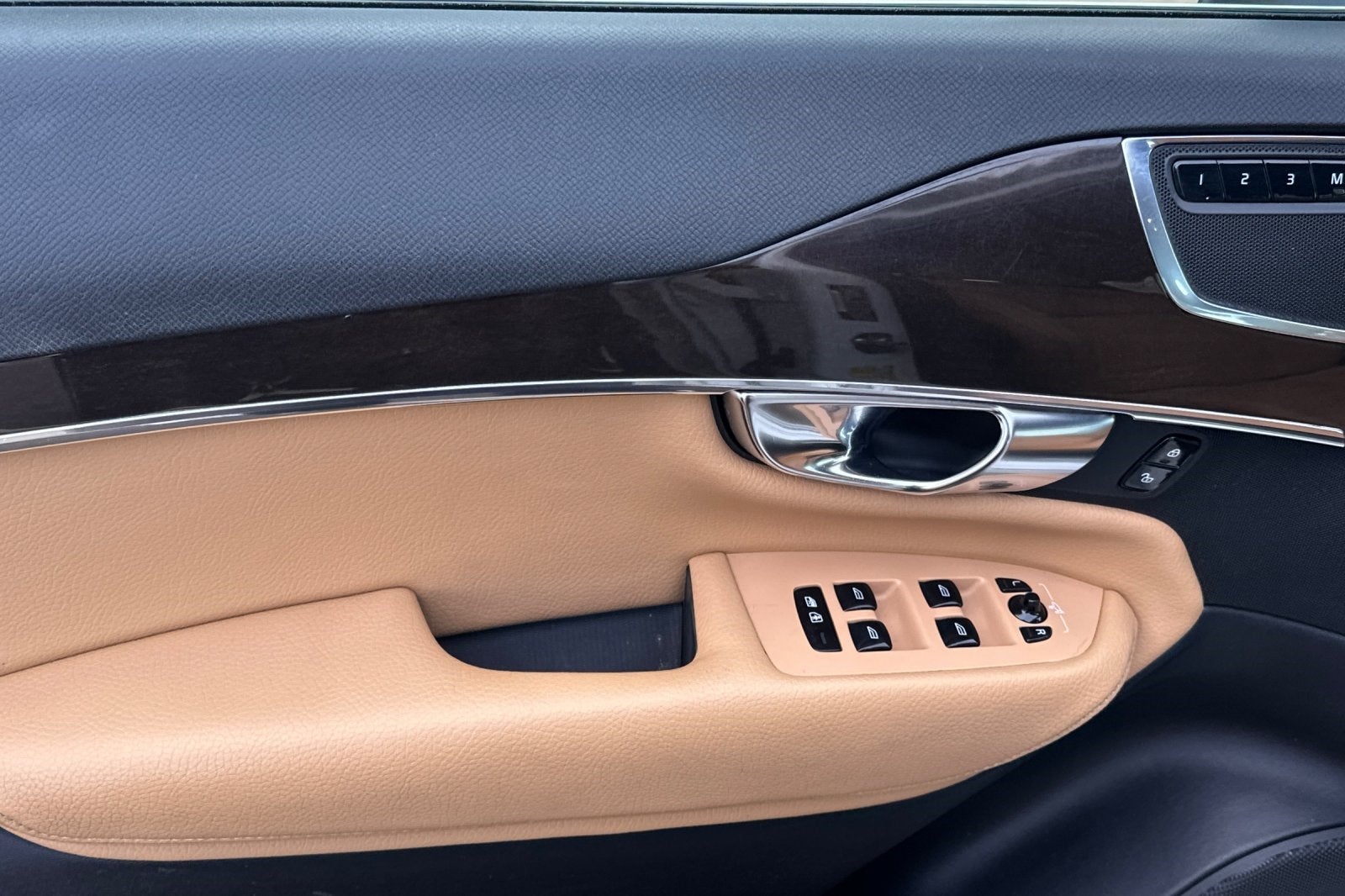 2017 Volvo XC90 T6 Momentum