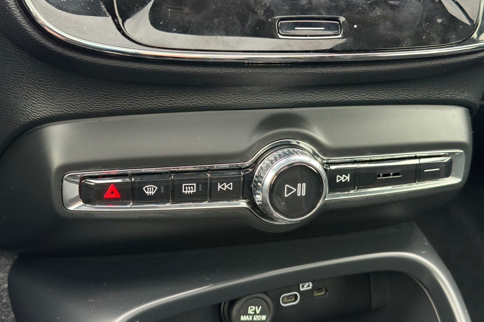 2025 Volvo XC40 B5 Ultra Dark Theme