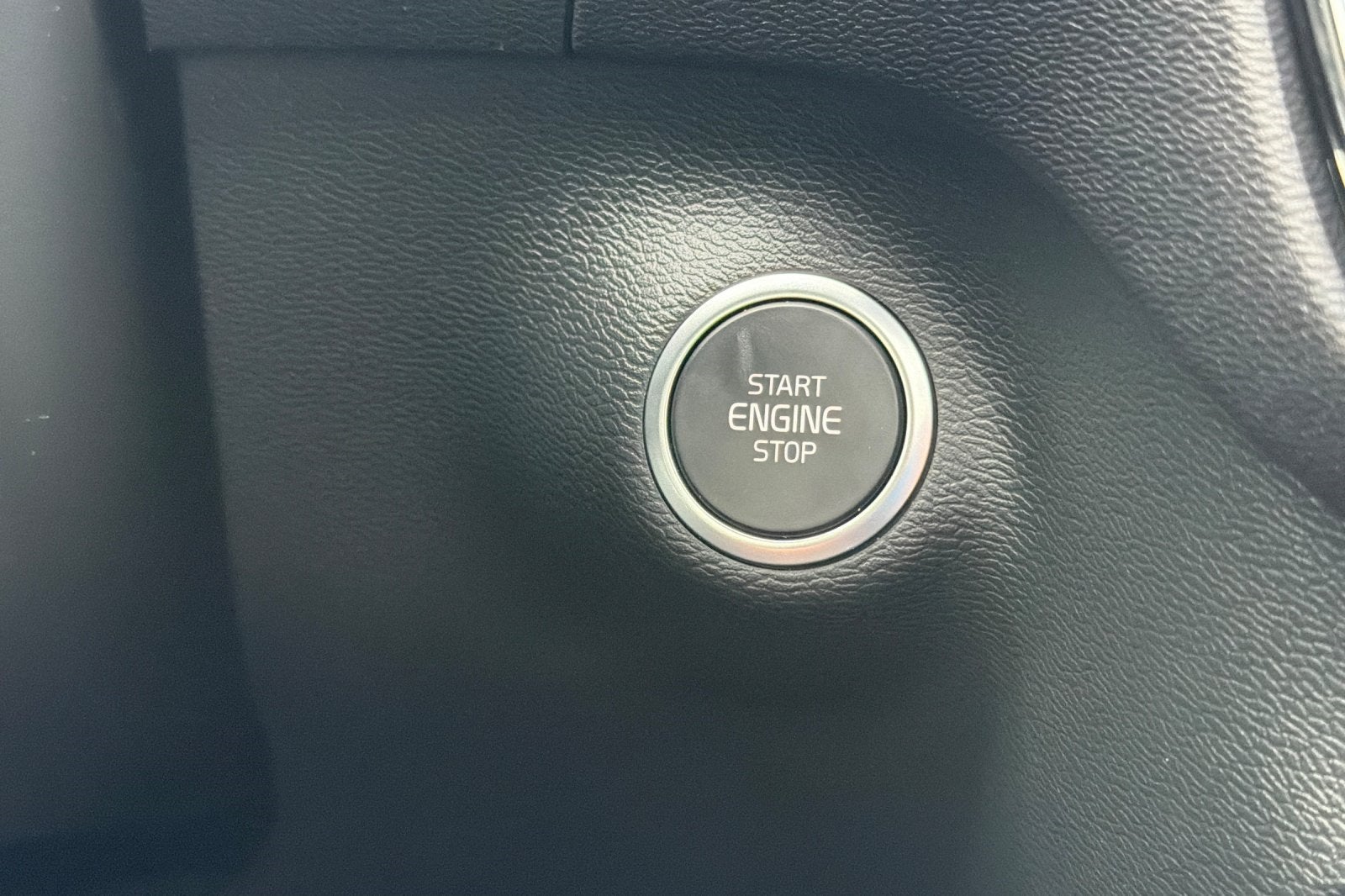 2025 Volvo XC40 B5 Ultra Dark Theme