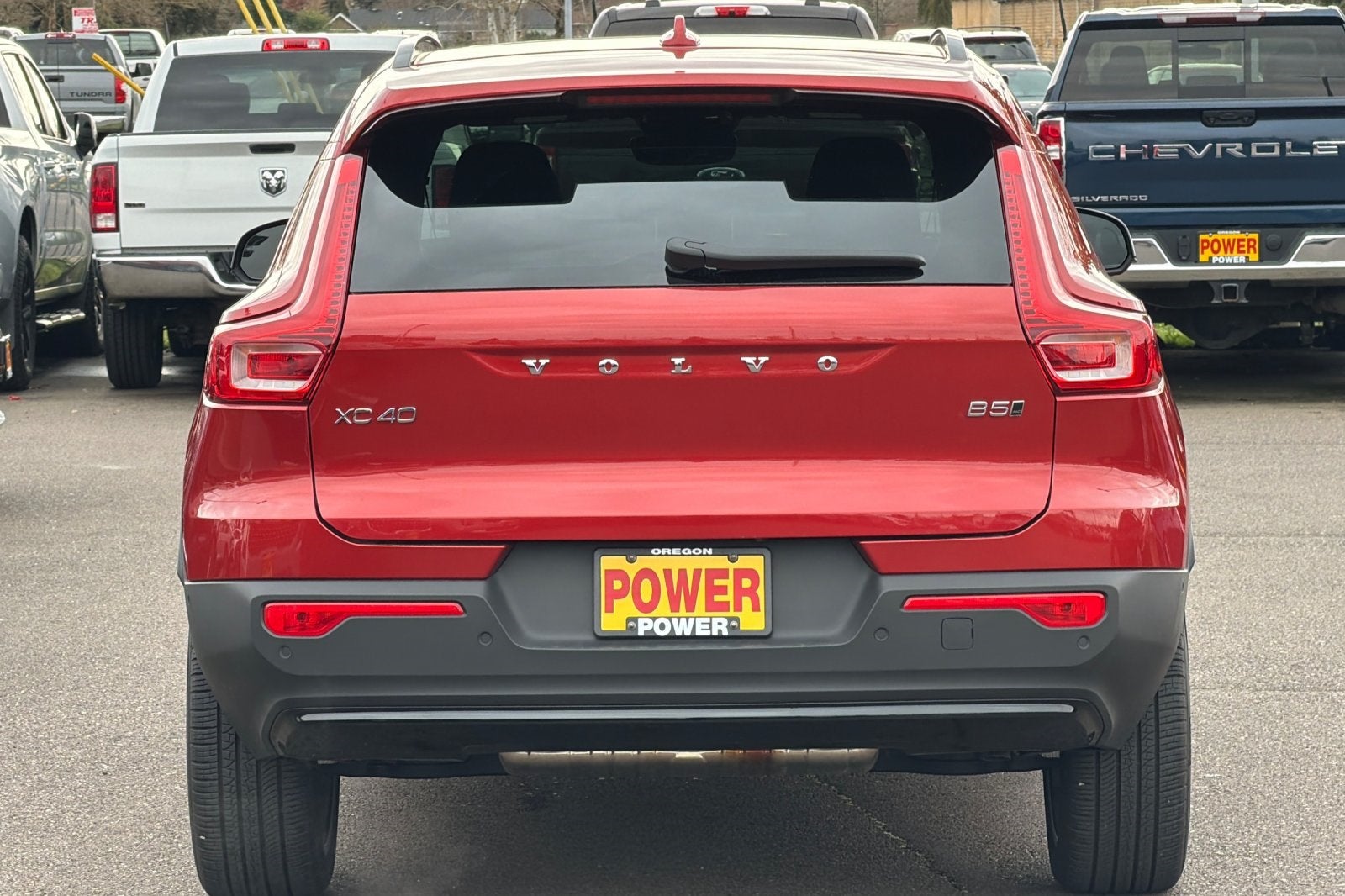 2025 Volvo XC40 B5 Ultra Dark Theme